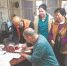 福州一市民正与养老机构签订家庭养老床位协议。受访者供图 - 福建新闻