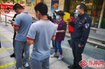 民警正在检测点维护秩序 东南网记者 陈楠摄 - 福建新闻