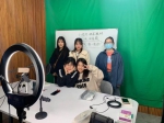 兰郁颖与项目小组同学为畲族技艺文创产品进行直播 受访者供图 - 福建新闻