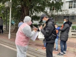 一名台青为防疫人员送上热茶 受访者供图 - 福建新闻