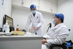 陈柏叡（左）和他介绍入院工作的台籍医生郭宏恩进行皮肤科疑难疾病的专业交流。新华社记者林善传 摄 - 福建新闻