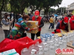 台胞志愿者搬运捐赠物资。东南网实习生 黄海霞 摄 - 福建新闻