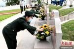 退役军人功臣代表向烈士墓献花。　张金川 摄 - 福建新闻