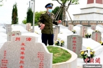 退役军人功臣代表为烈士墓擦拭、描红。　张金川 摄 - 福建新闻