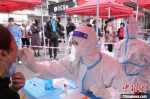 漳州市医院医务人员参与芗城区的核酸采集。　漳州市医院供图 - 福建新闻