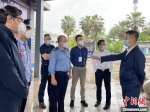 宁德市副市长包江苏在宁德动车站指导疫情防控工作。　吕巧琴 摄 - 福建新闻