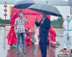 宁德市副市长包江苏在高速卡口指导疫情防控工作。　吕巧琴　摄 - 福建新闻
