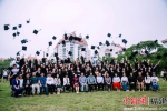 “彭维兴”出现在毕业集体合照中。朱鲜艳 摄 - 福建新闻