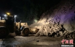 5月12日凌晨，公路部门在G205线永安市洪田镇井垄村路段开展清理工作。　杨连凯　摄 - 福建新闻