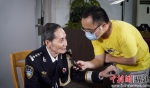 　　退休老民警接受记者采访。高君颐 摄 - 福建新闻