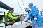 泉州海关南安办关员对出境游艇船员进行卫生检疫。（张宗辉 摄） - 福建新闻