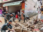 6月19至20日，武警南平支队官兵出动142名官兵，前往受灾地区参与清淤和灾后重建工作。张陈宇 摄 - 福建新闻