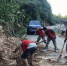 志愿者清理通村公路。　七宝洋新村中高风险区疫情防控工作专班 供图 - 福建新闻