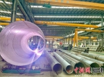 周宁县不锈钢深加工产业园内，生产车间有序生产大中型不锈钢钢管。吕巧琴 摄 - 福建新闻
