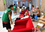 图为志愿者在社区活动室服务老年居民。吕明 摄 - 福建新闻