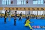 开营仪式上，泉州南少林国际学校学生展示武术表演。孙虹 摄 - 福建新闻