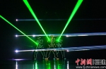 图为首映活动上的光影舞蹈表演。吕明 摄 - 福建新闻
