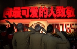 2020年9月19日，在位于辽宁省丹东市的抗美援朝纪念馆英烈厅，志愿军老战士和少先队员向牺牲的烈士致敬。 - 人民代表大会常务委员会