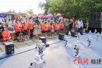 家长和孩子们在舞台前观看人形机器人表演。(晋江科协供图) - 福建新闻