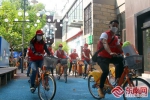 活动参与人员骑着“小黄人”打卡古城文脉线路。东南网记者 施远圻 摄 - 福建新闻