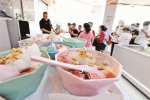 近日，市民在源蜜777冰饭店排队购买冰饭。 - 福建新闻